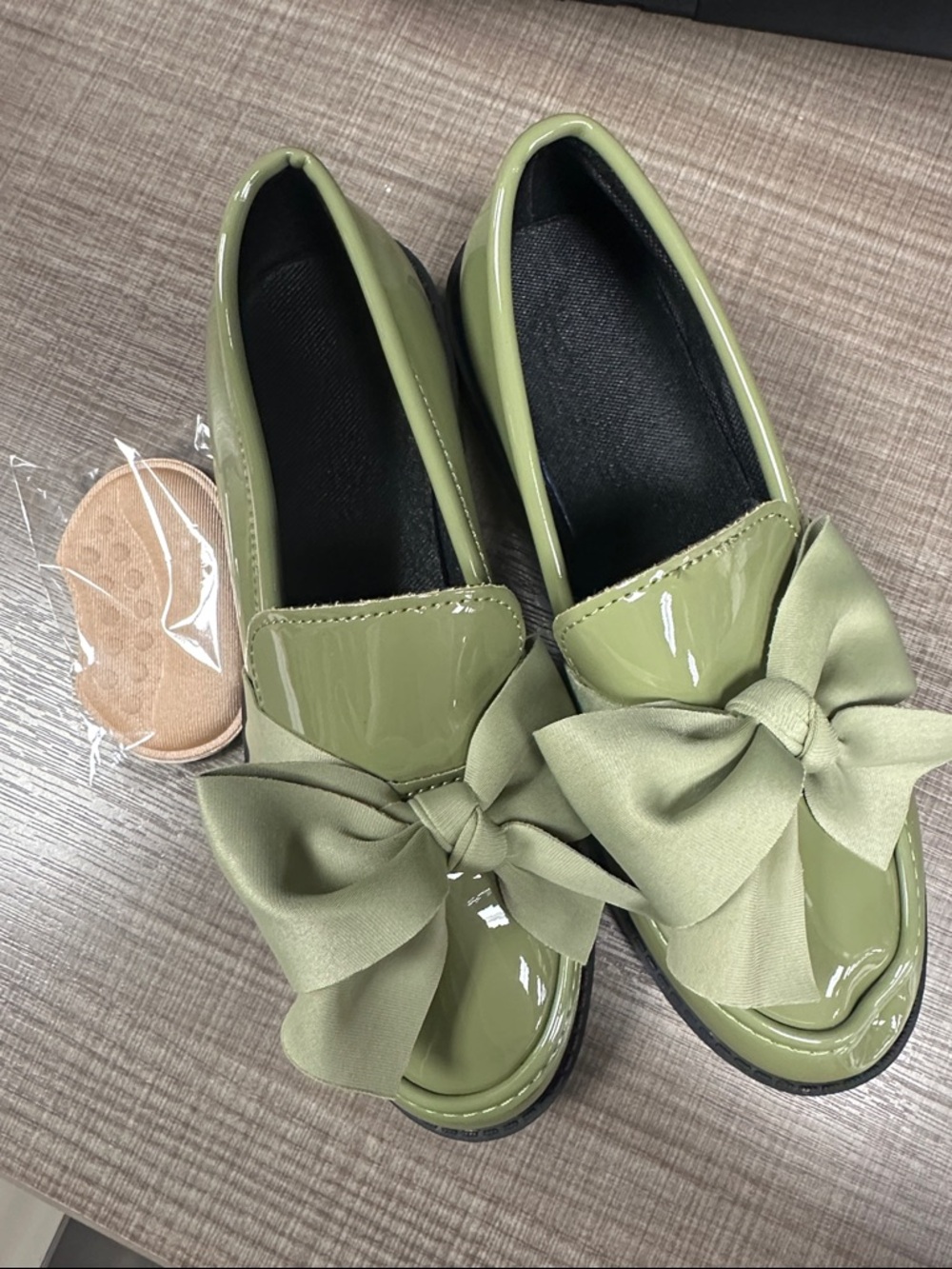 NWOT Women’s Olive Green Bow Loafers